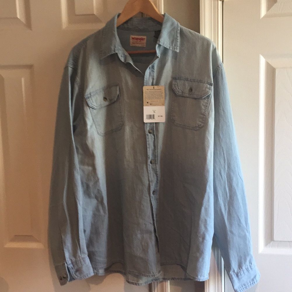 Wrangler faded denim men’s button down with tags